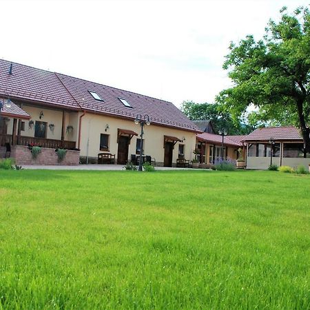 Ubytovanie Tri Ruze Krasnohorske Podhradie Bagian luar foto