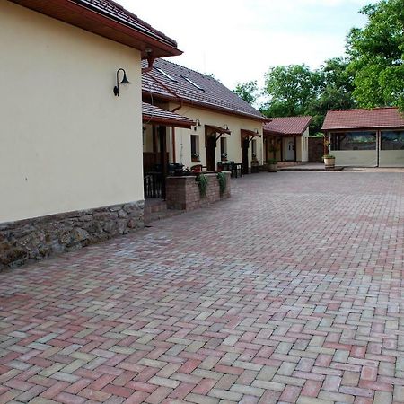 Ubytovanie Tri Ruze Krasnohorske Podhradie Bagian luar foto