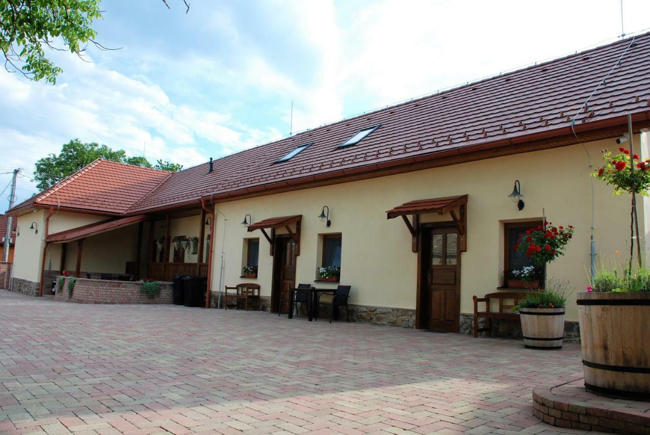 Ubytovanie Tri Ruze Krasnohorske Podhradie Bagian luar foto