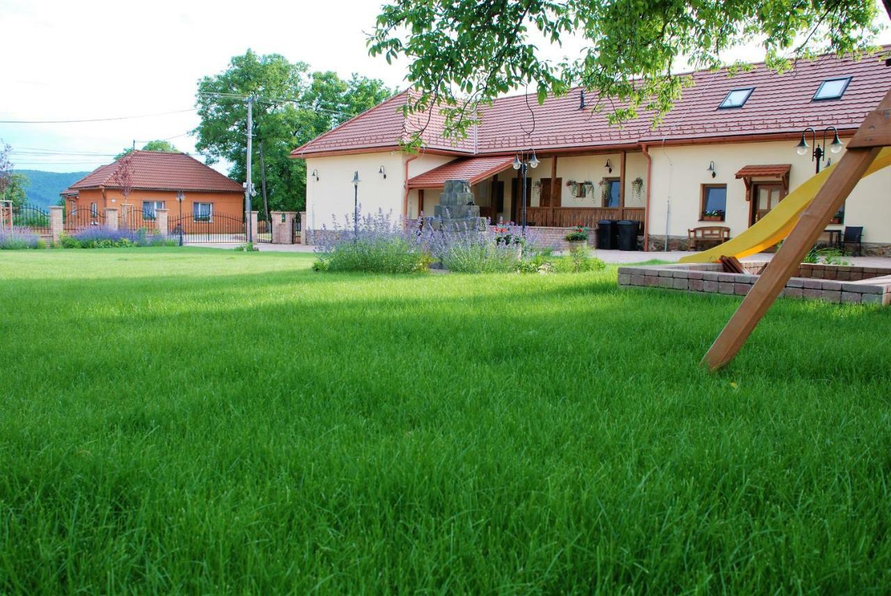 Ubytovanie Tri Ruze Krasnohorske Podhradie Bagian luar foto