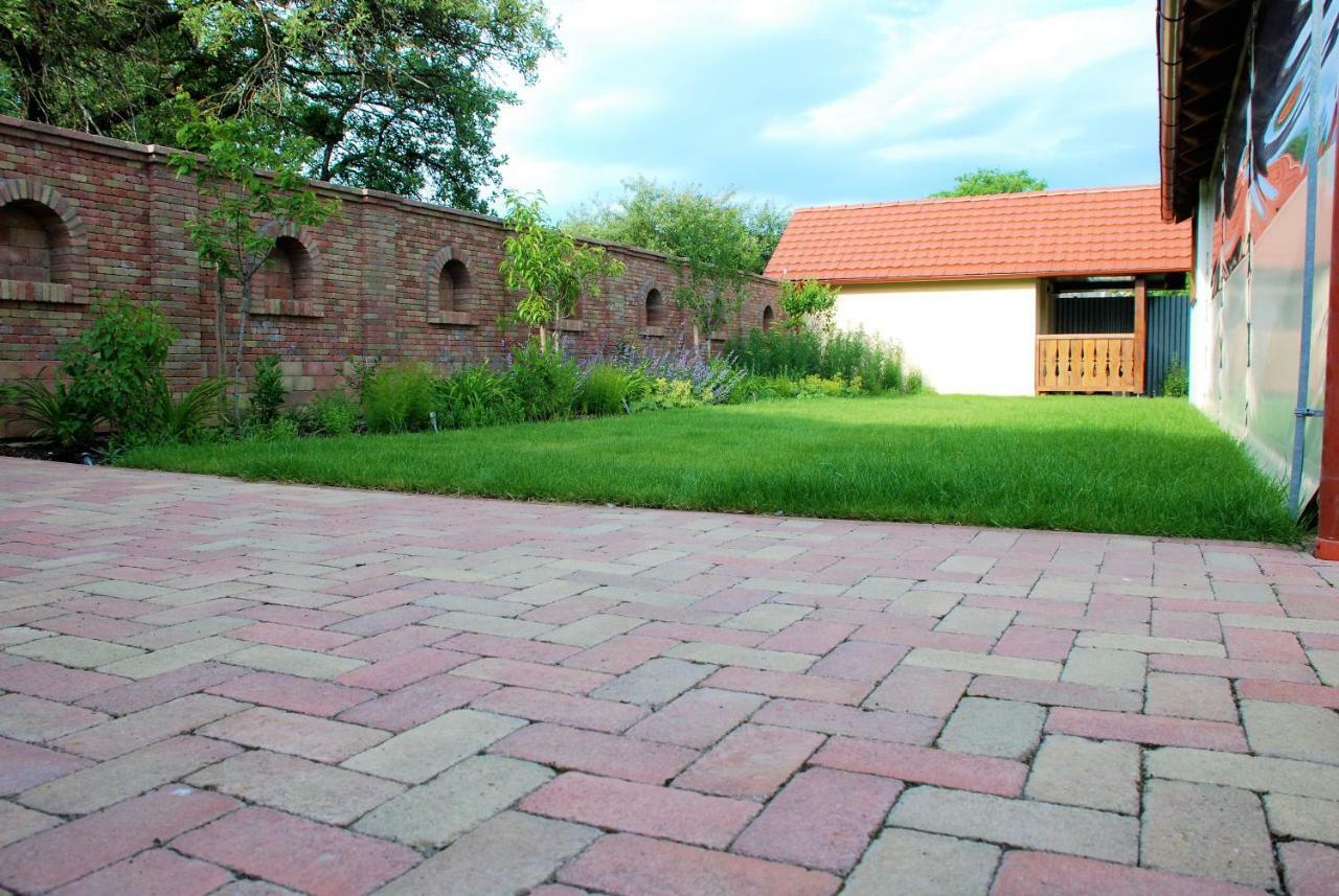 Ubytovanie Tri Ruze Krasnohorske Podhradie Bagian luar foto