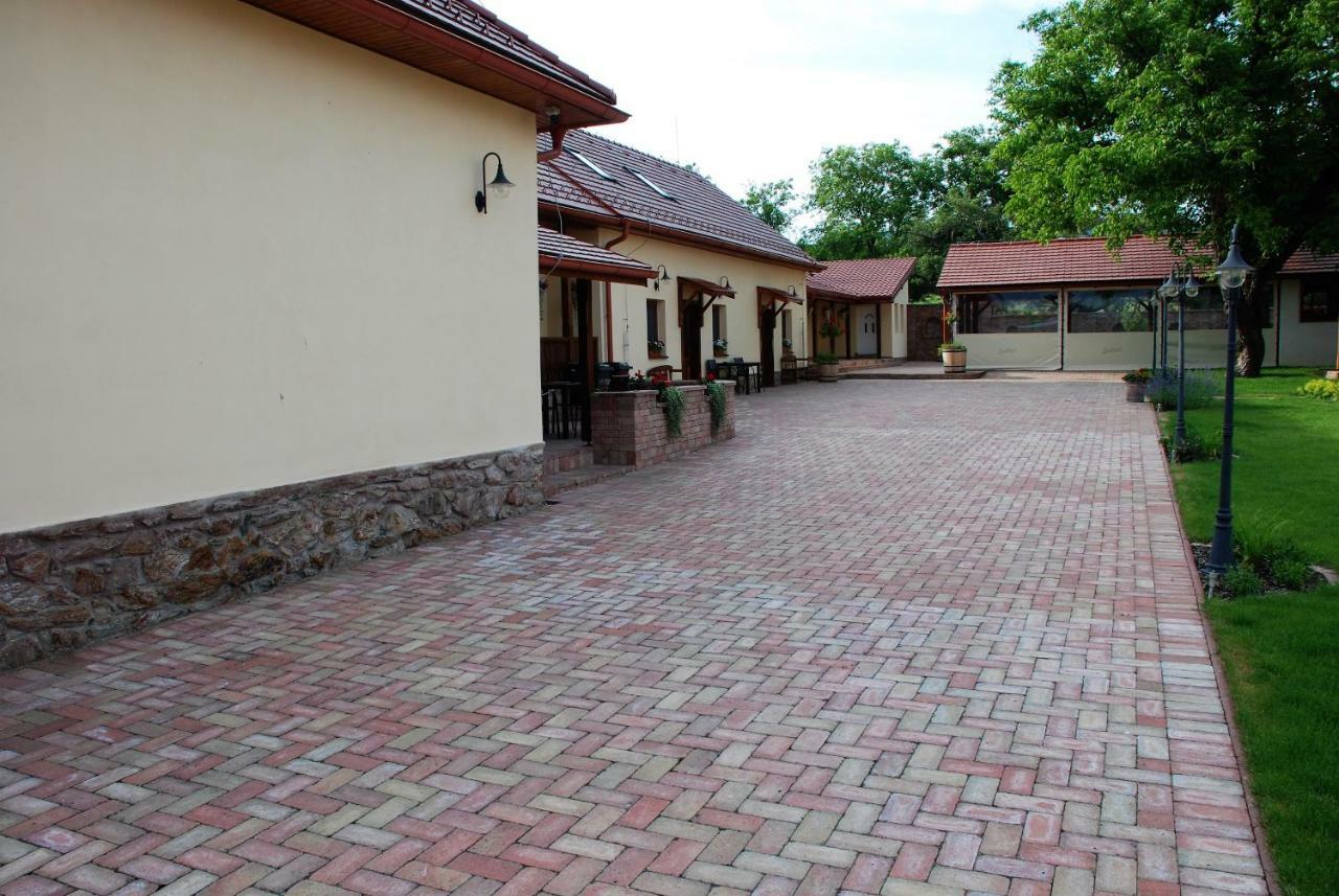 Ubytovanie Tri Ruze Krasnohorske Podhradie Bagian luar foto
