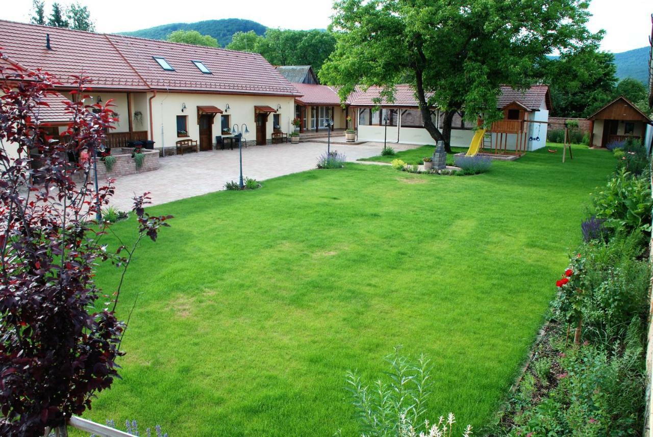 Ubytovanie Tri Ruze Krasnohorske Podhradie Bagian luar foto