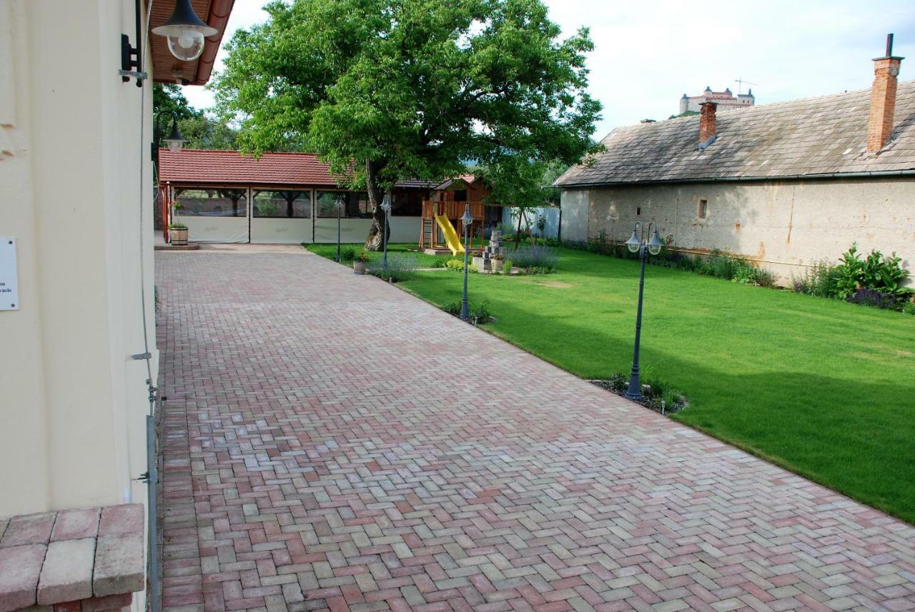 Ubytovanie Tri Ruze Krasnohorske Podhradie Bagian luar foto